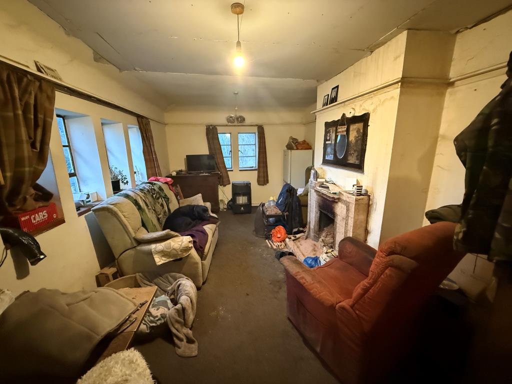 Lot: 103 - DETACHED BUNGALOW WITH POTENTIAL - Living room